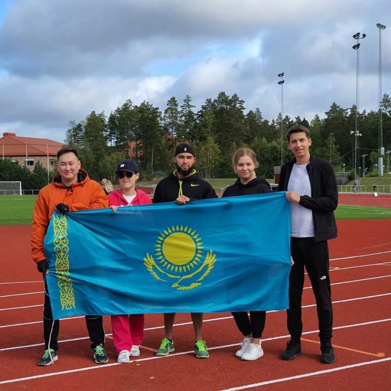 Әлемнің әр түкпірінен келген спортшылар елорда саябағында онлайн-жүгіру жарысына қатысты