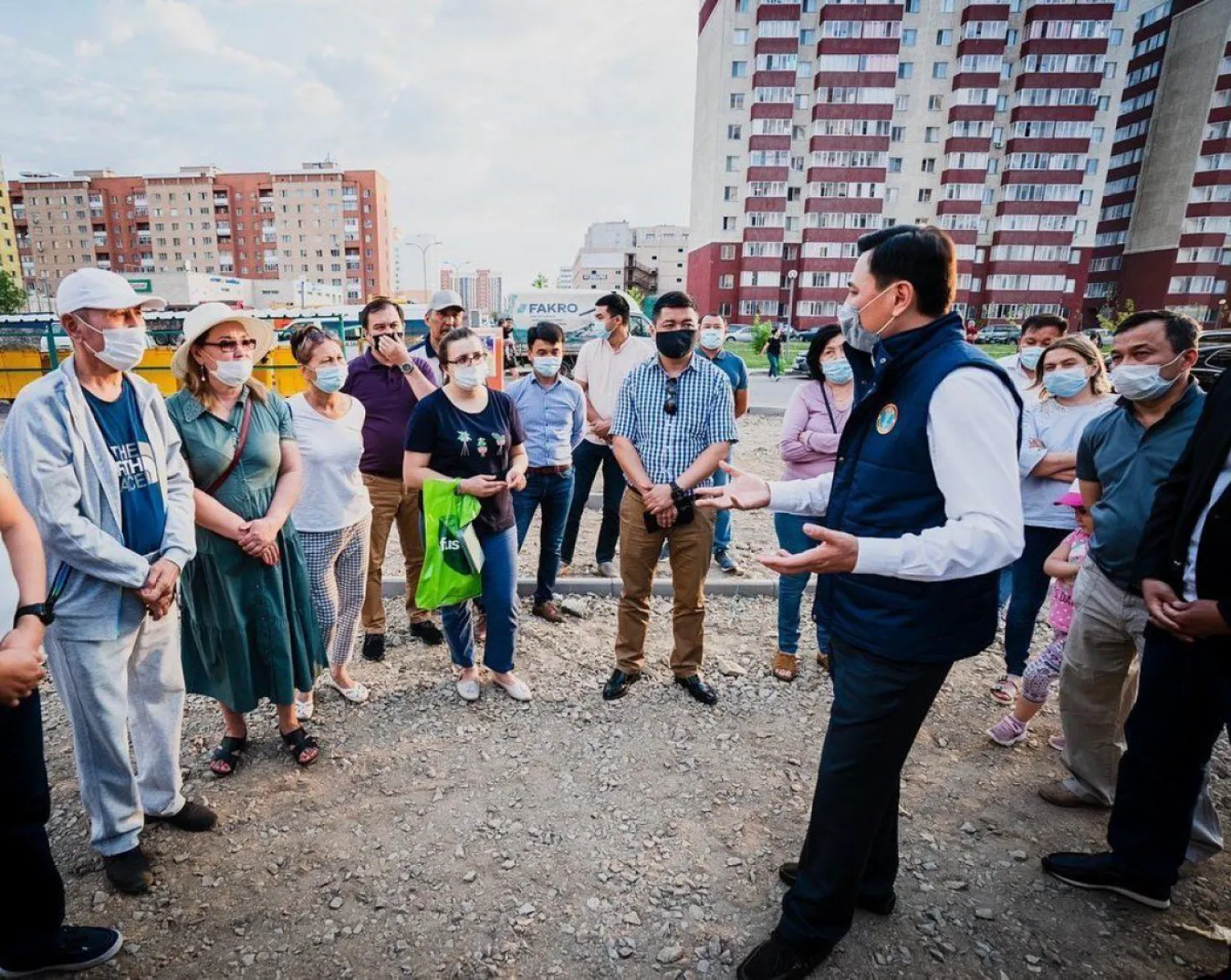 Алтай Көлгінов Алматы ауданындағы аулаларды абаттандыру жұмысымен танысты