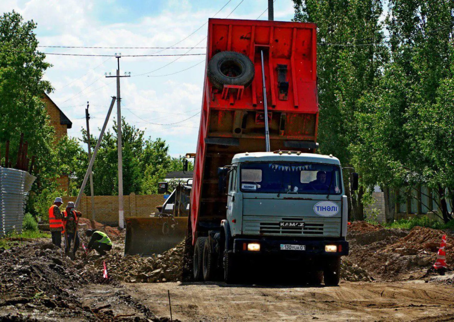 Елорданың шет аймағына асфальт төселіп, аулалар абаттануда