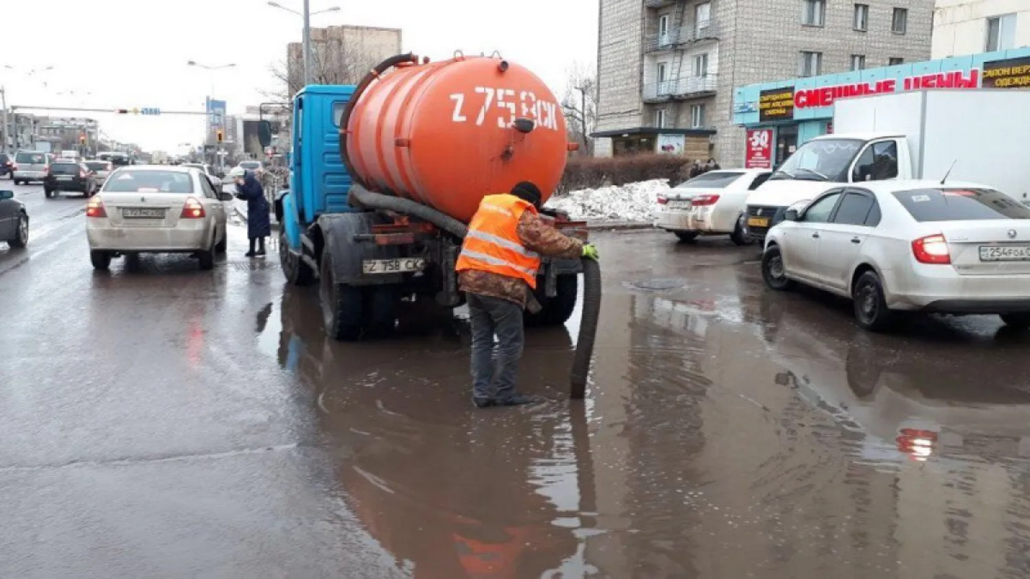 Алтай Көлгінов жауын суына арналған кәріздер салу мәселесі қалай шешіліп жатқанын айтып берді