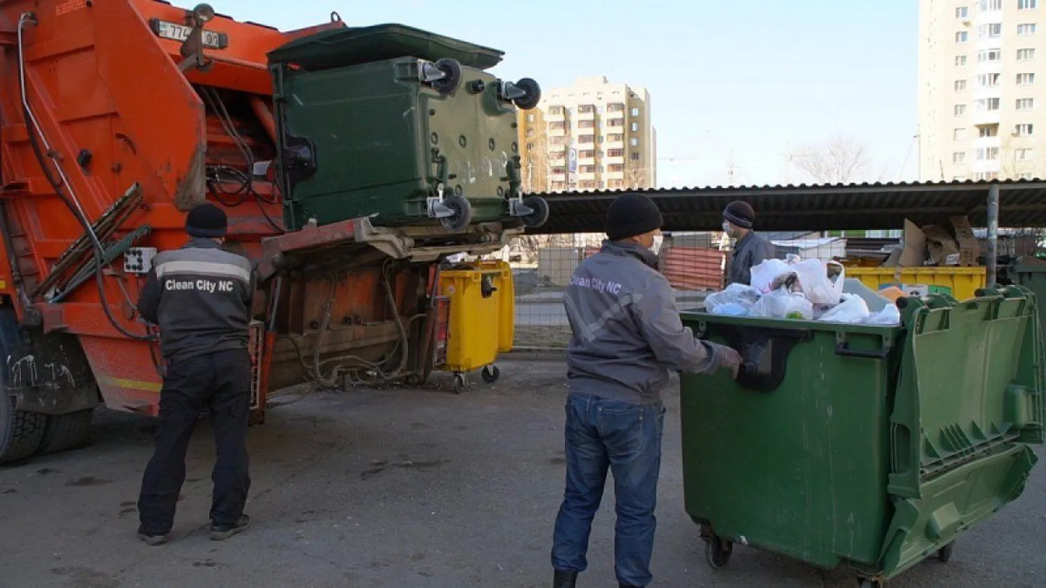 Жүзге жуық арнайы техника екі ауысымда елорда аумағынан қоқыс шығаруда