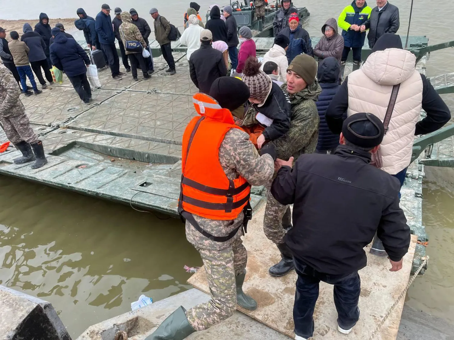 Су тасқынынан зардап шеккендерге 1 500-ден астам әскерилер көмектесіп жатыр