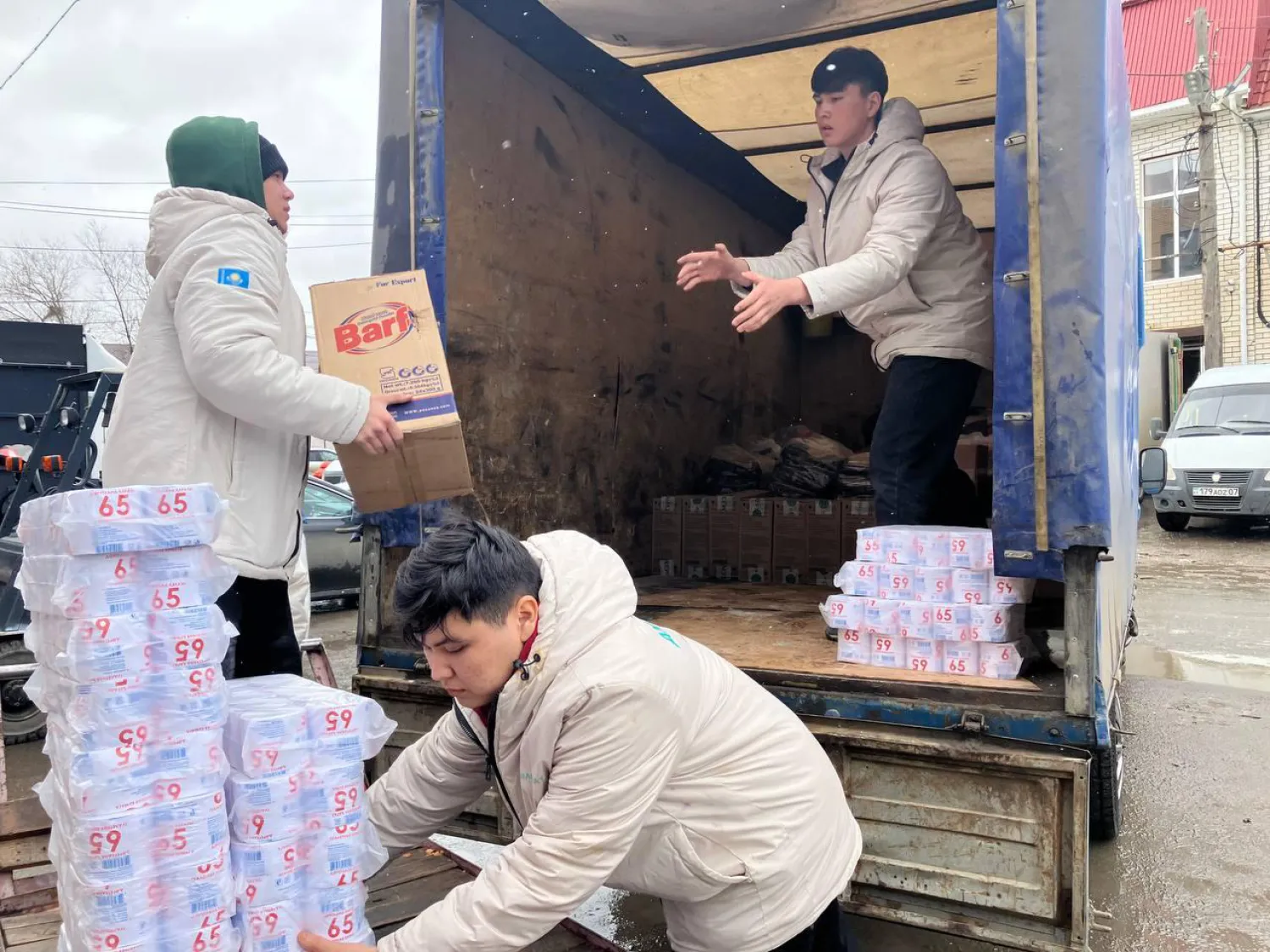 АMANAT партиясы су тасқынынан зардап шеккендерге көмек көрсетіп жатыр