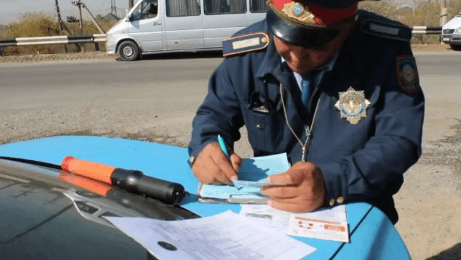 Елімізде қоғамдық орында балағат сөз айтқандарға қанша айыппұл салынады