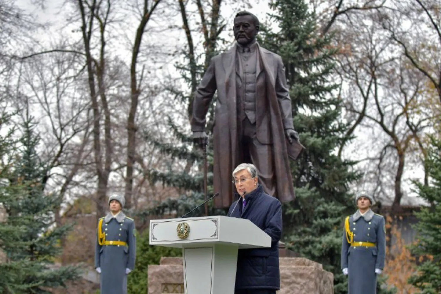 Президент Алматыда Ахмет Байтұрсынұлына арналған ескерткішті ашты (ФОТО)