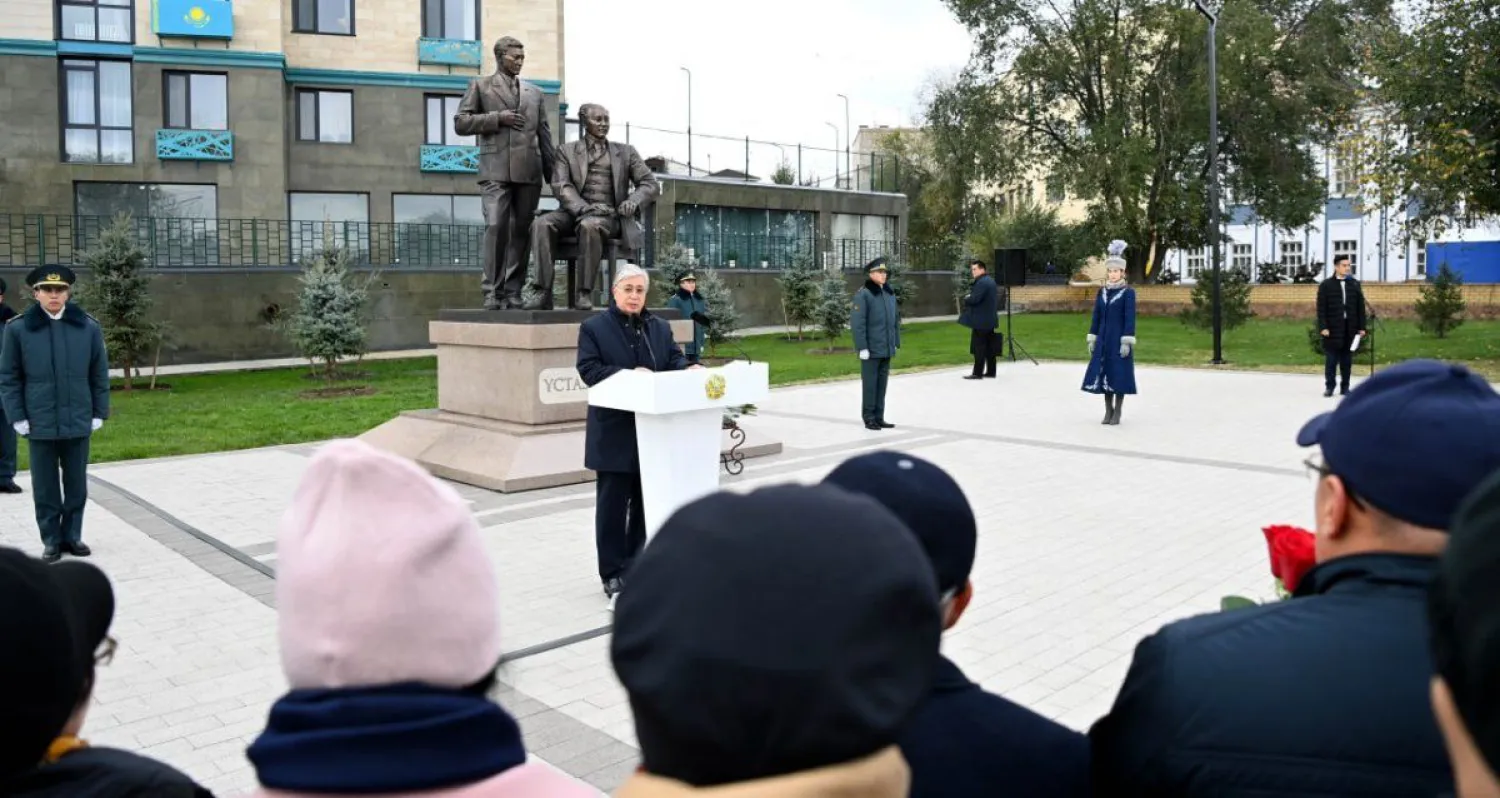 Президент Семейде Мұхтар Әуезов пен Қайым Мұхамедхановтың ескерткішін ашты (ФОТО)