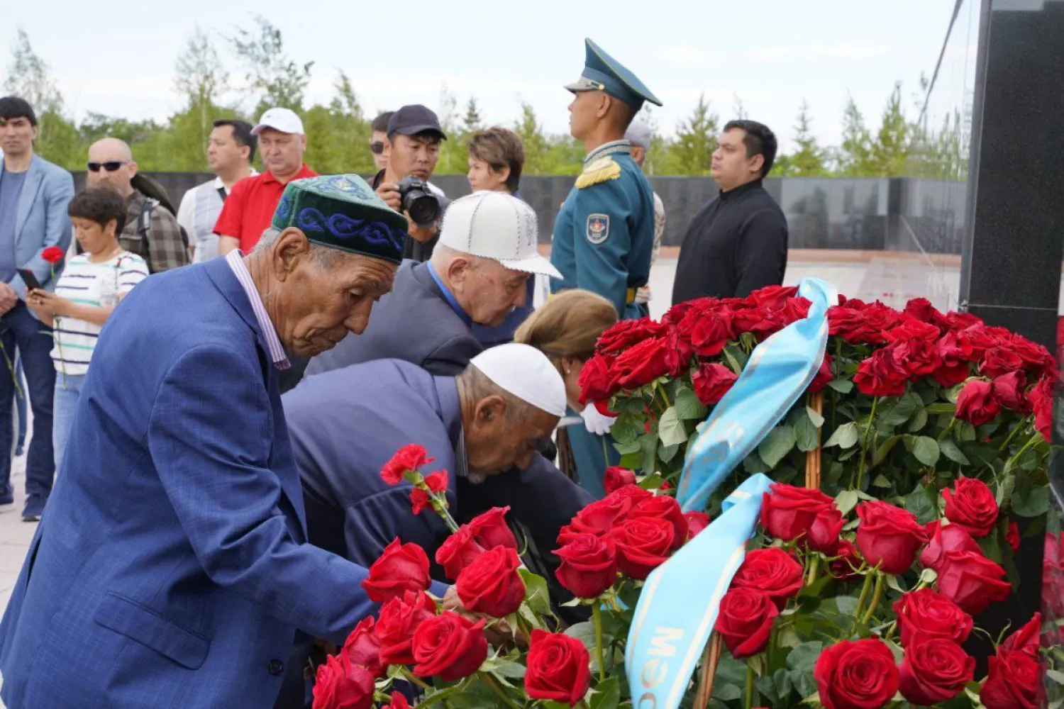 «Қасірет қайталанбауға тиіс»: Қуғын-сүргін құрбандарының ұрпақтары «АЛЖИР» кешенін зиярат етті (ФОТО)