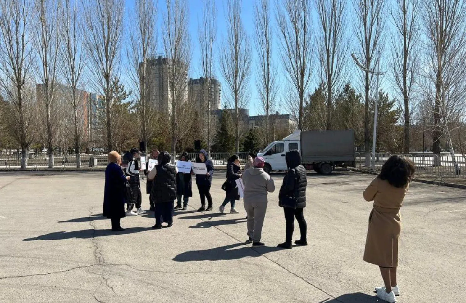 Елордада жалғызбасты аналардың митингі өтіп жатыр