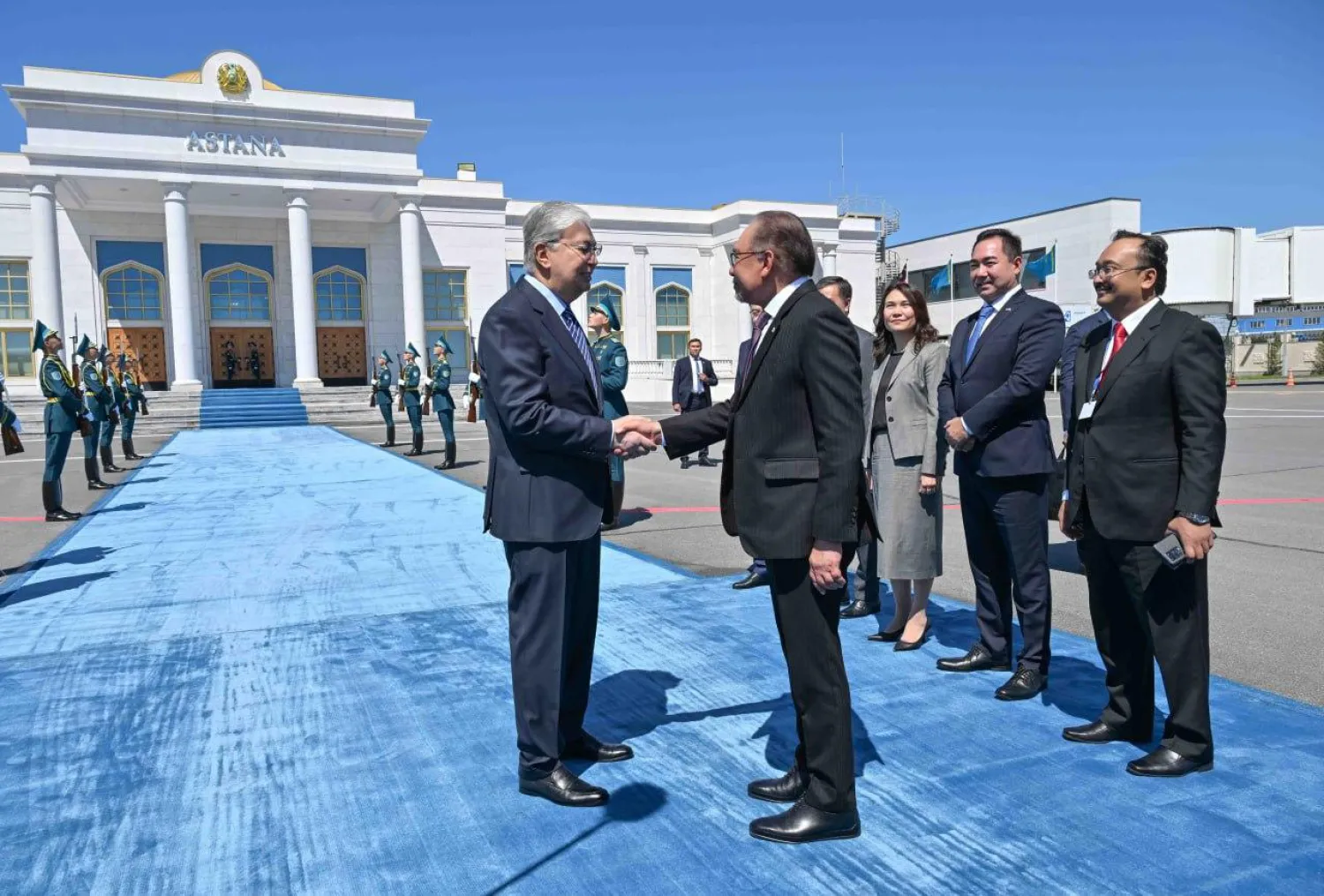 Президент Малайзия Премьер-министрін әуежайдан шығарып салды