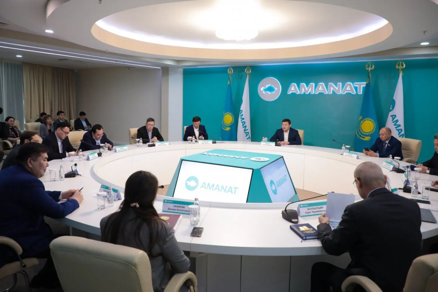 Amanat партиясында қоғамдық кеңестердің жаңа басшылары таныстырылды