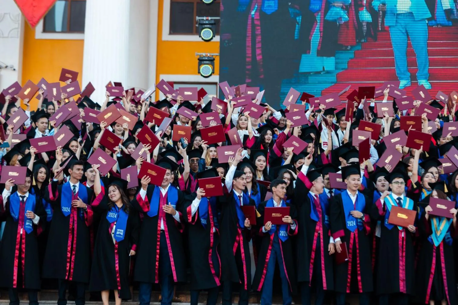 Maqsut Narikbayev University биыл 700 түлек бітірді