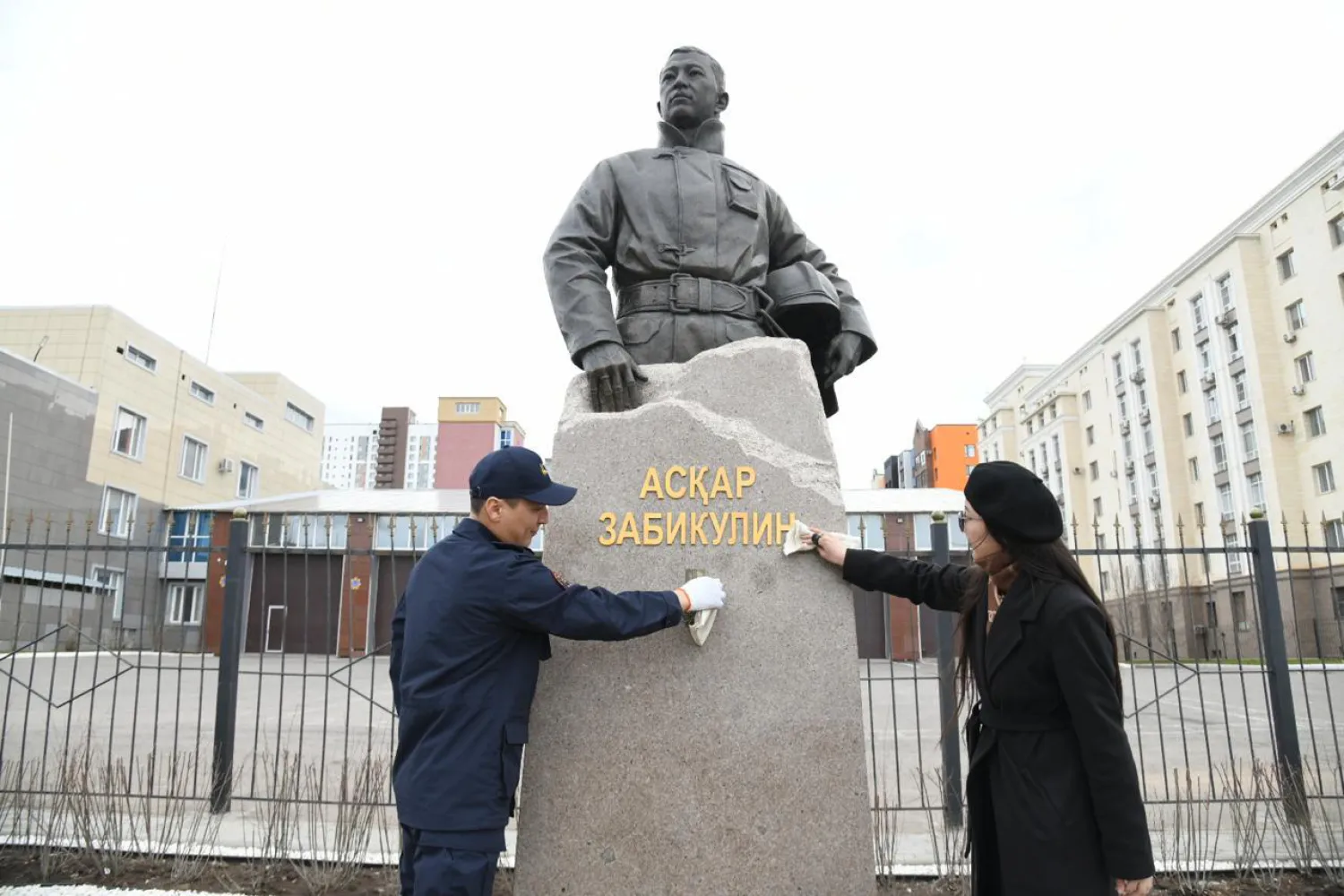 Елордалықтар батыр Асқар Забикулин ескерткішінің аумағын тазартты