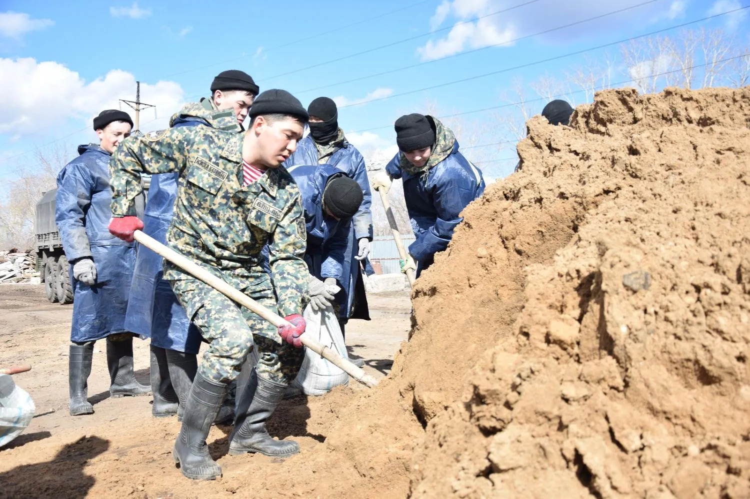 Су тасқыны: Сарбаздар бір күнде 9 мың құм салынған қап әзірледі