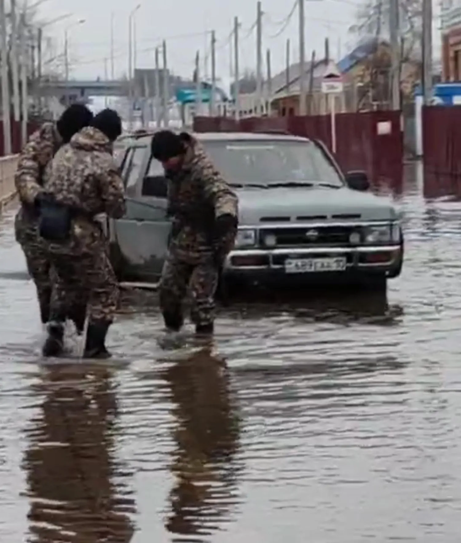 Су тасқыны: Қостанайда сарбаздар халыққа көмектесті