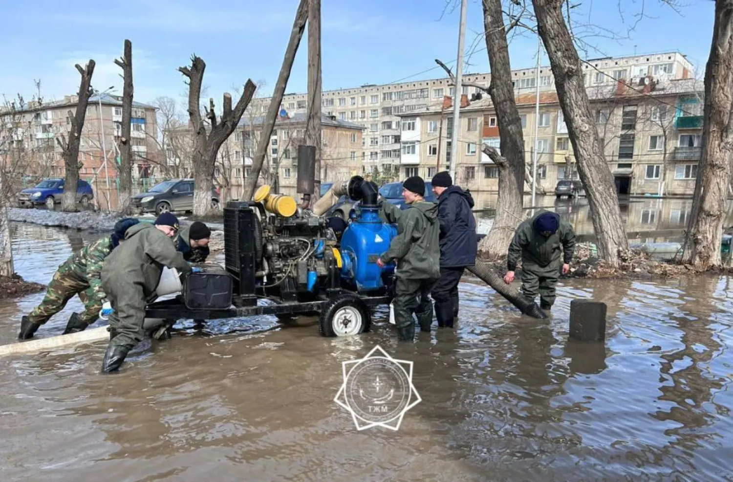 Волонтерлер су тасқынынан зардап шеккен халыққа көмек көрсетіп жатыр