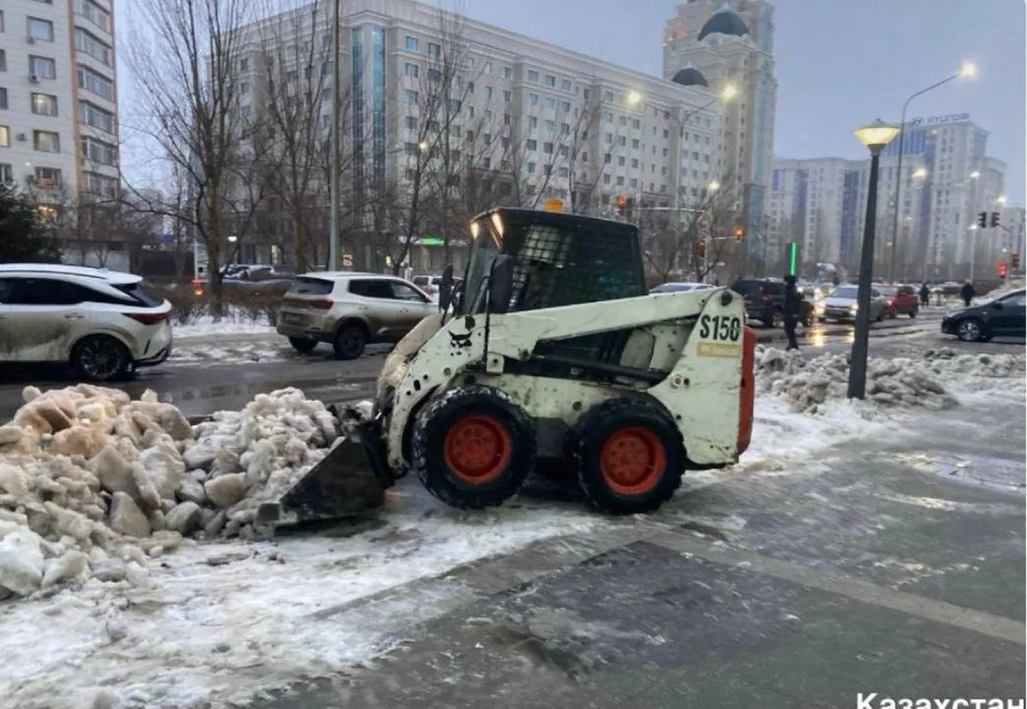 Астанада жаңбыр мен қардың салдары жойылуда