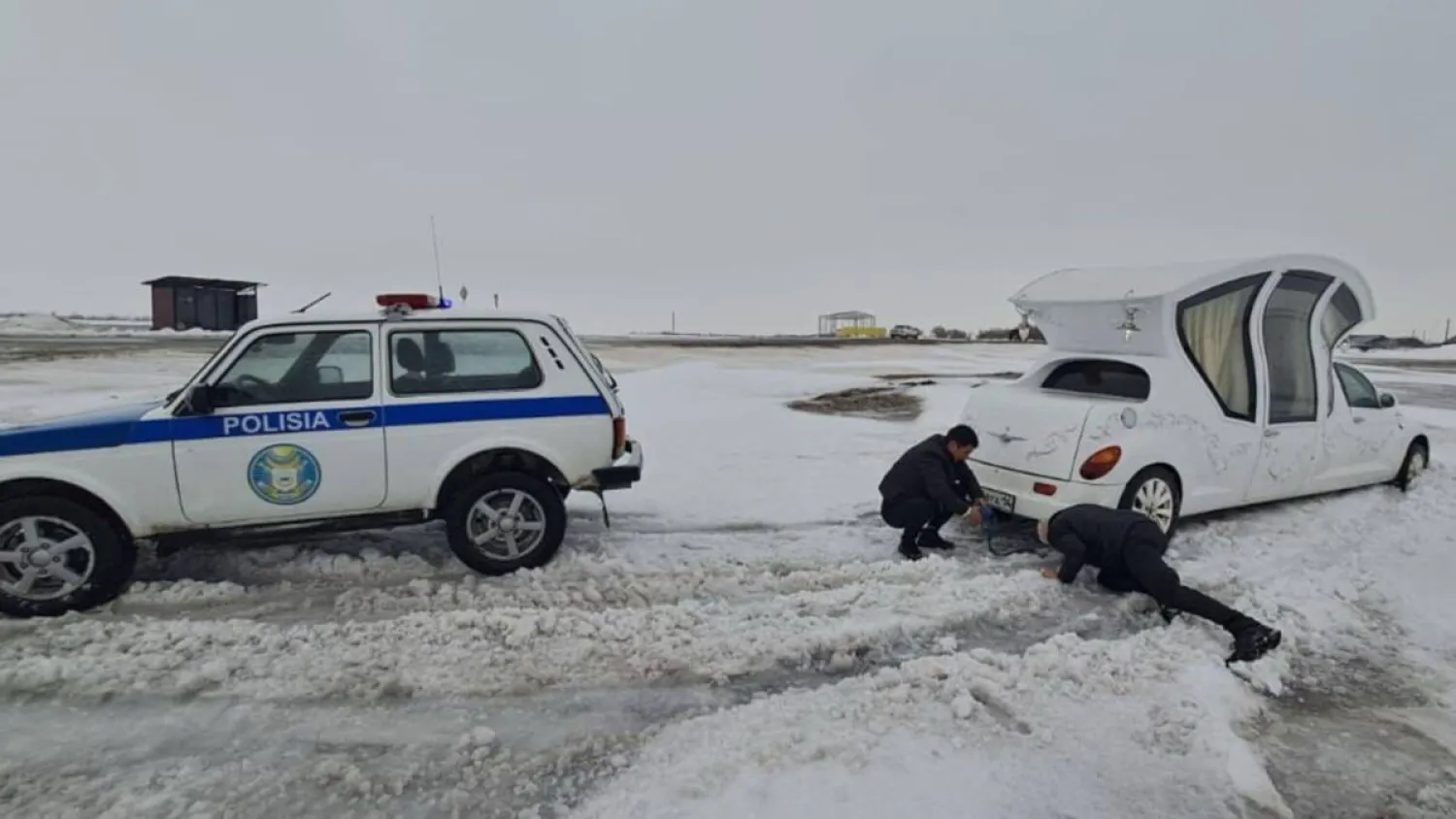 Жаңа туған сәби мен жас ана мінген лимузин қар құрсауынан шығарылды