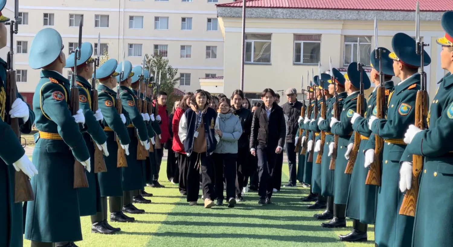 Астаналық оқушылар әскери өмірдің тыныс-тіршілігімен танысты