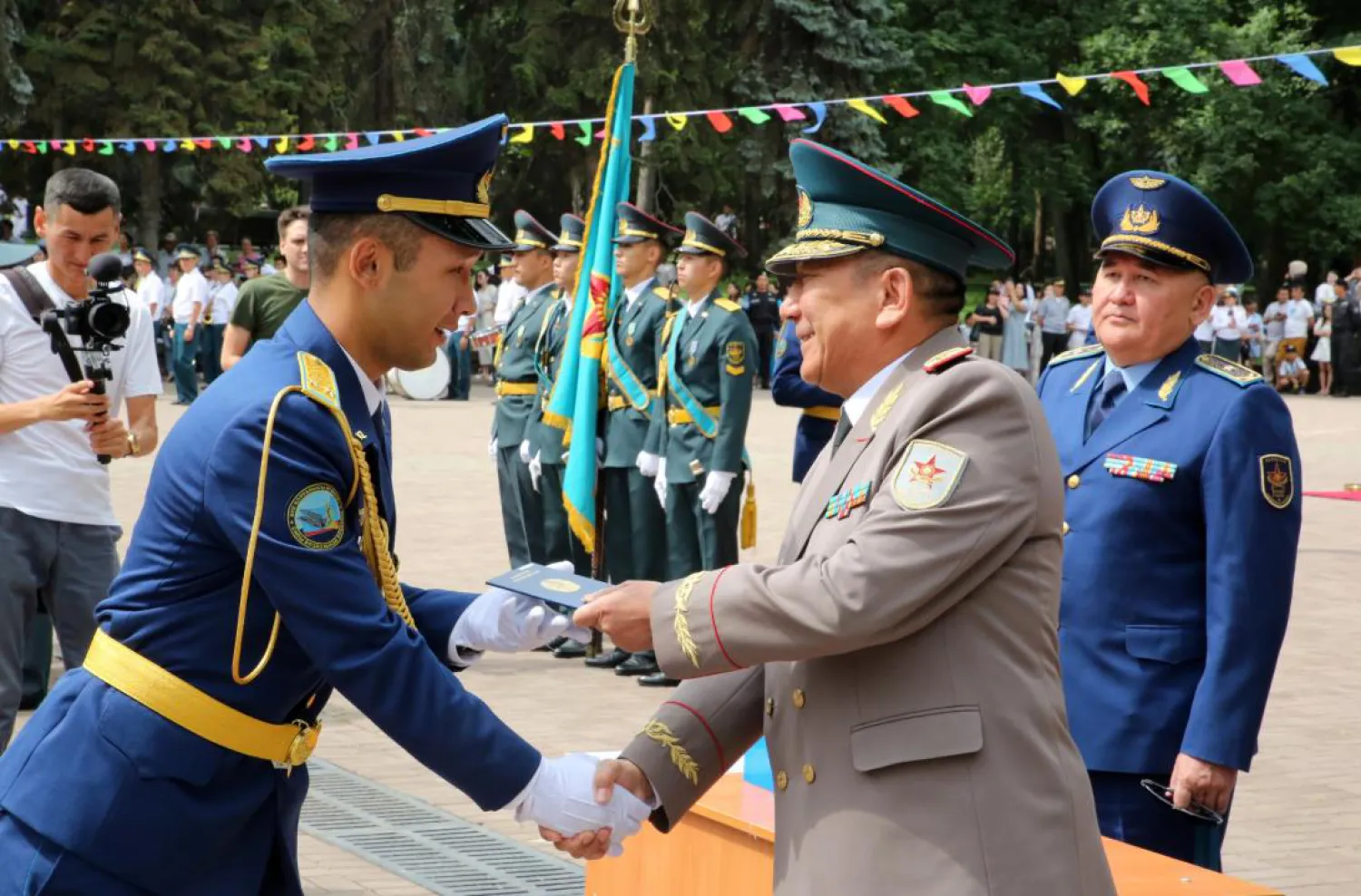 Қорғаныс министрлігі әскери жоғары оқу орнының түлектері диплом алды