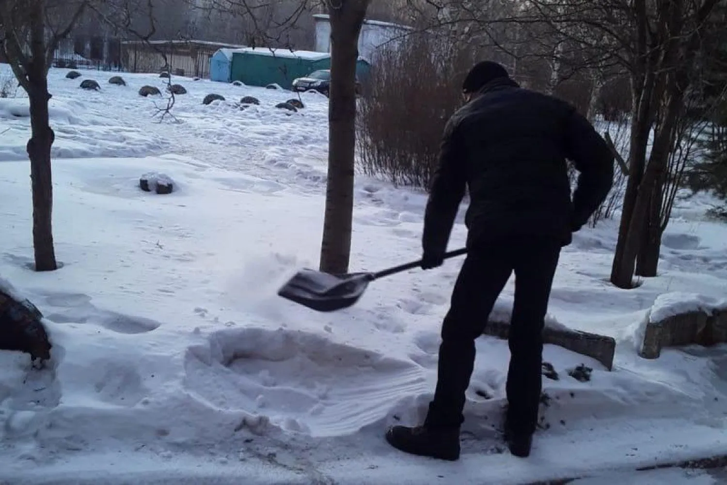 Ер адам бұрынғы әйелін боқтағаны үшін 40 сағат қар күрейтін болды