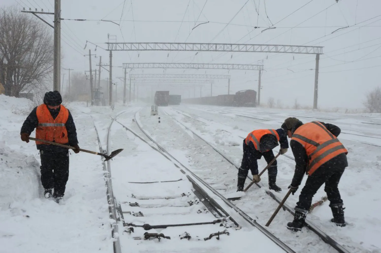 7 мыңнан астам теміржолшы жолдарды қардан тазартты