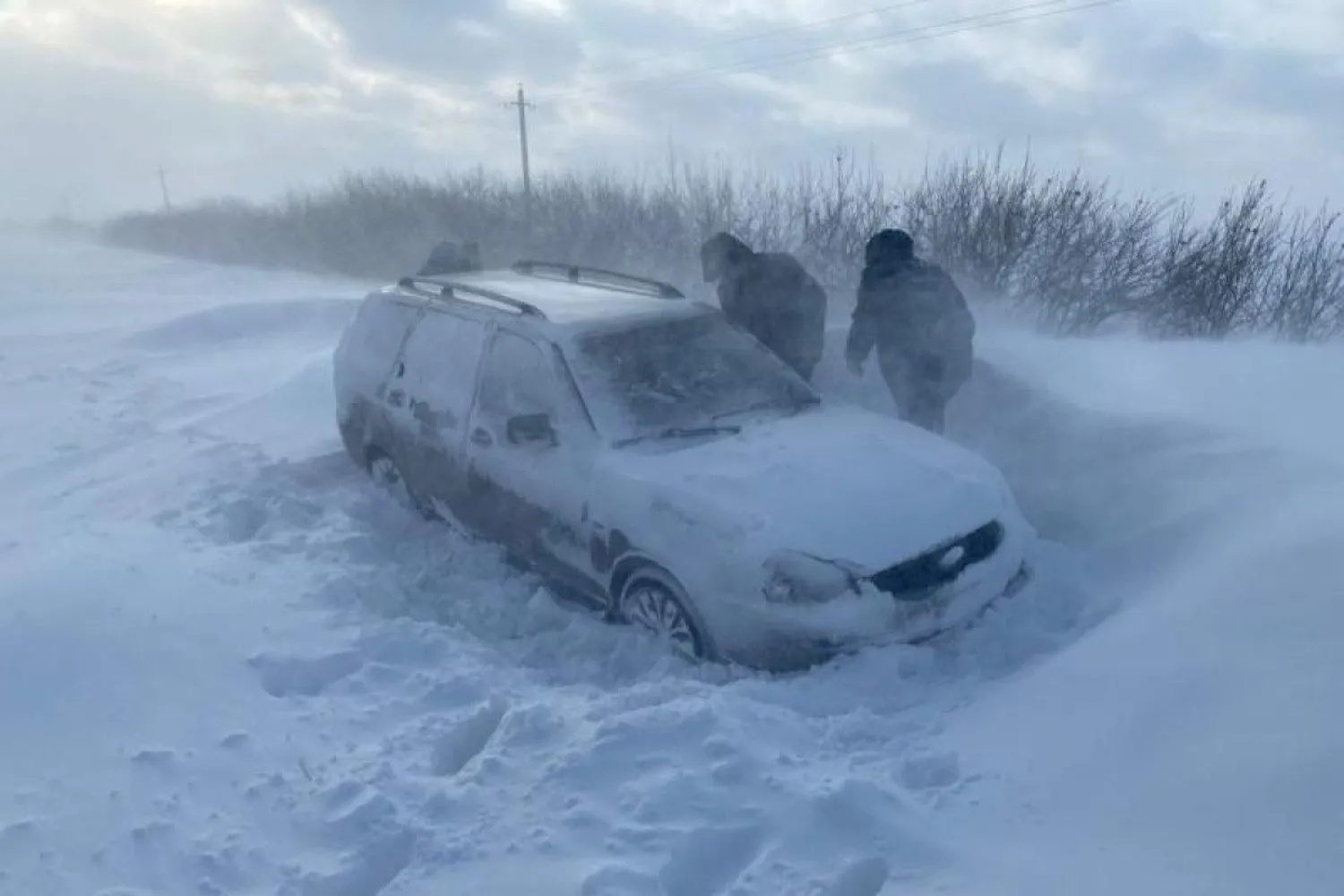 Бір тәулікте қар құрсауында қалған 230 көлік шығарылды