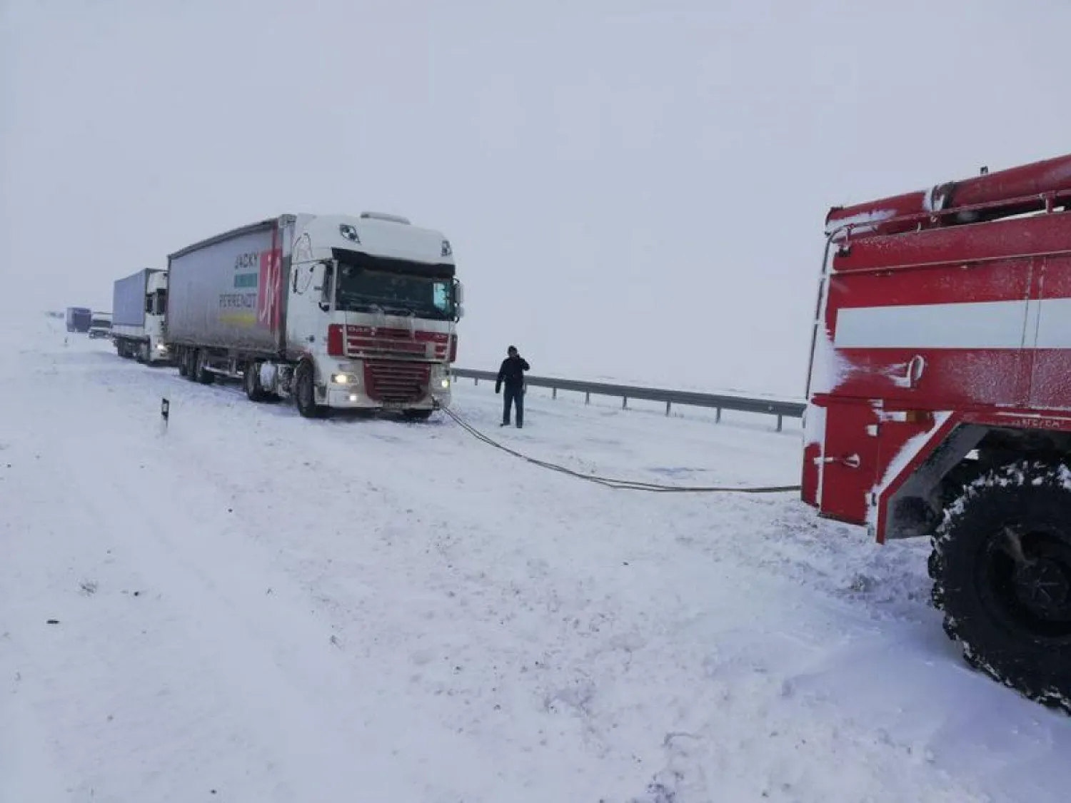 Қыс мезгілінде республикалық жолдарда 400-ден астам көлікке көмек көрсетілді