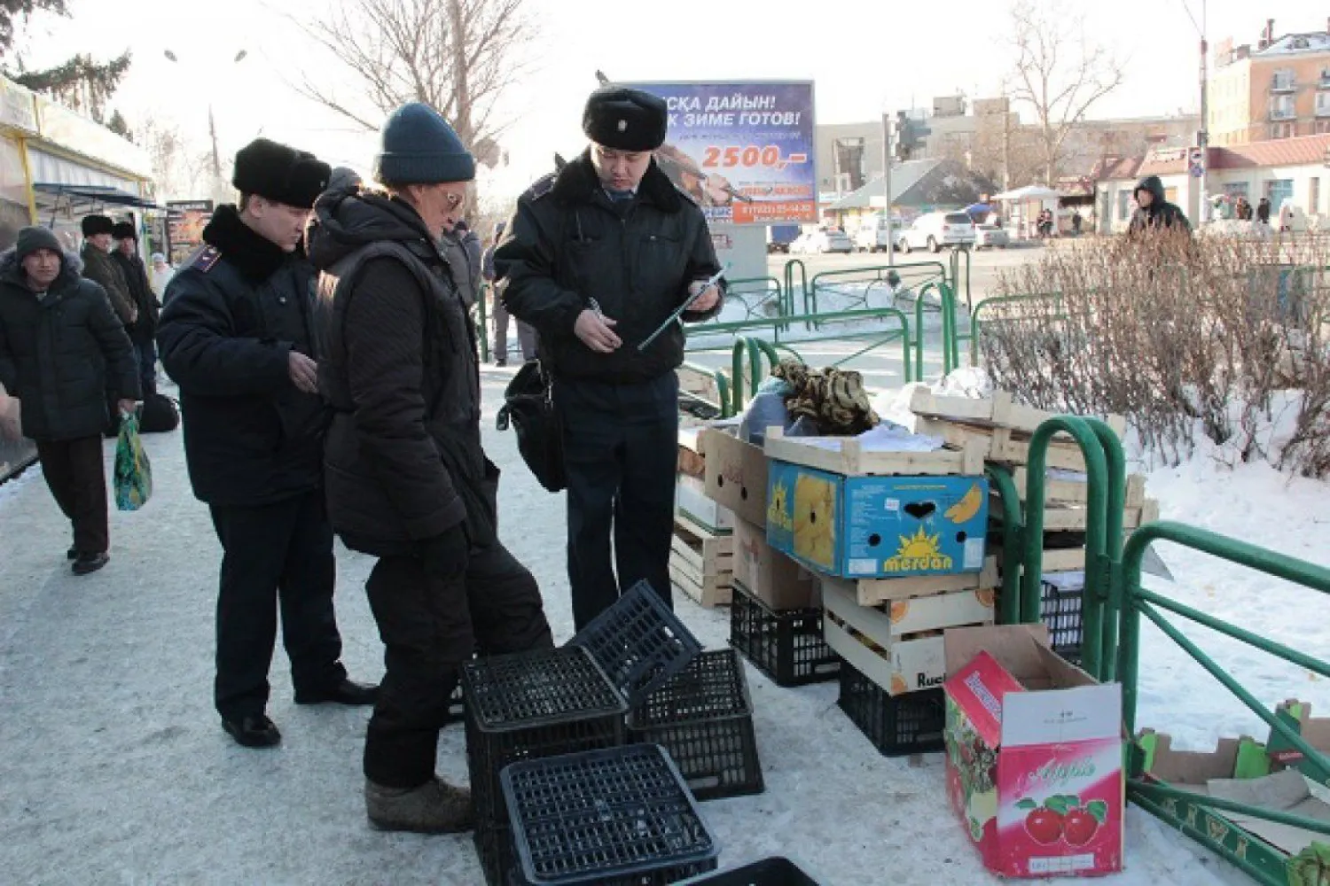 Бас прокуратура сатушыларға заңсыз айыппұл салған 87 полицейді жазалады