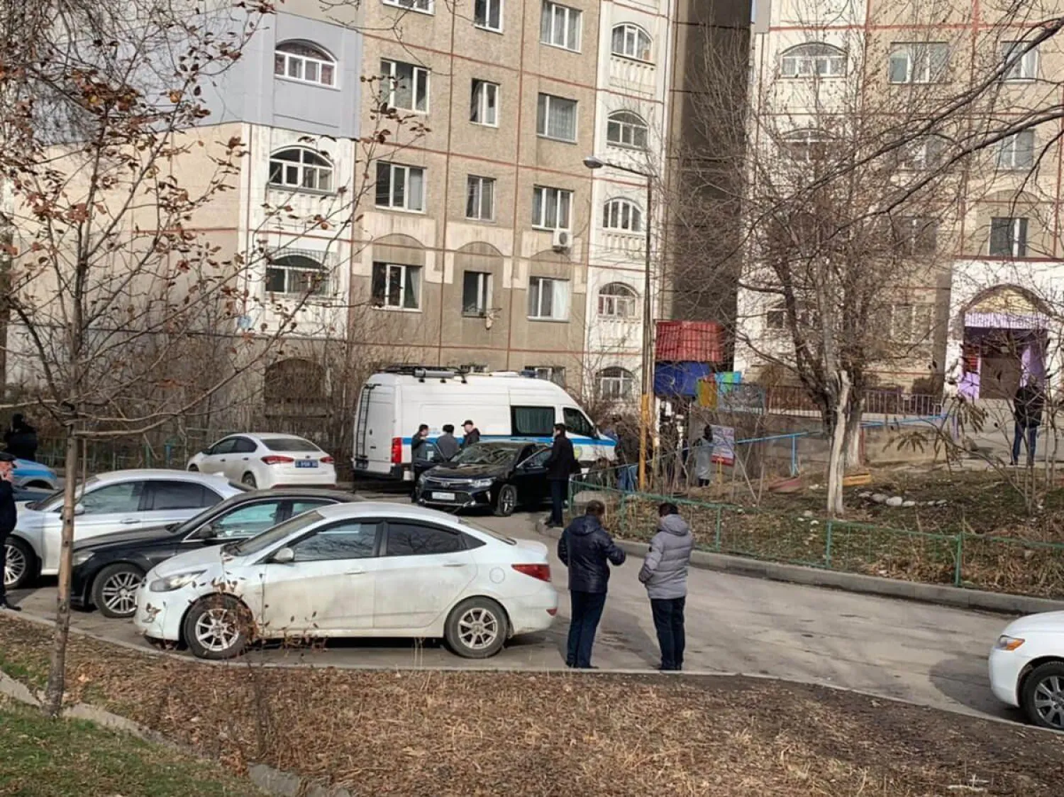 Алматылық әйел үш баласымен бірге терезеден секіріп кетті