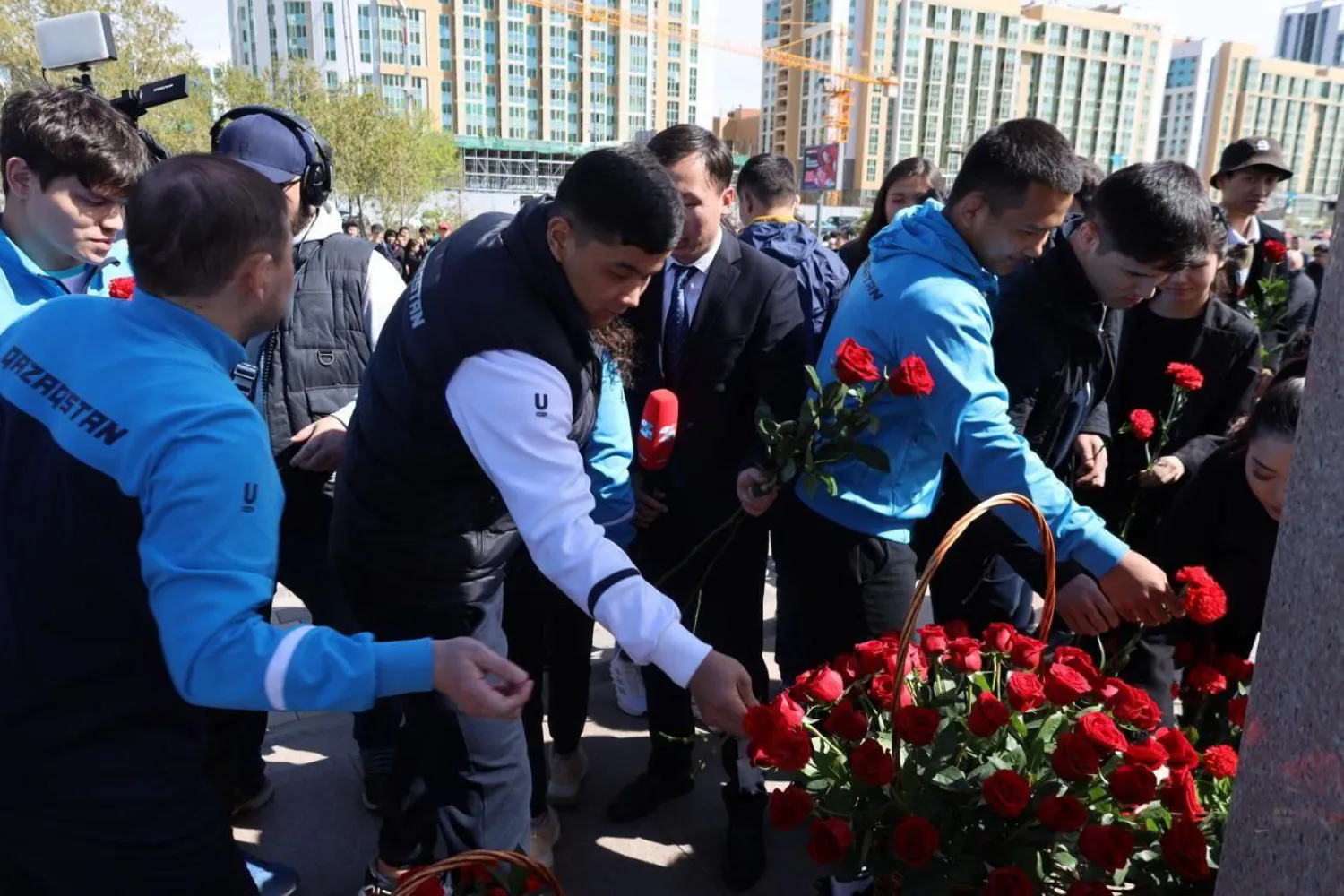 Астанада спортшылар Жақсылық Үшкемпіровтің ескерткішіне гүл шоқтарын қойды