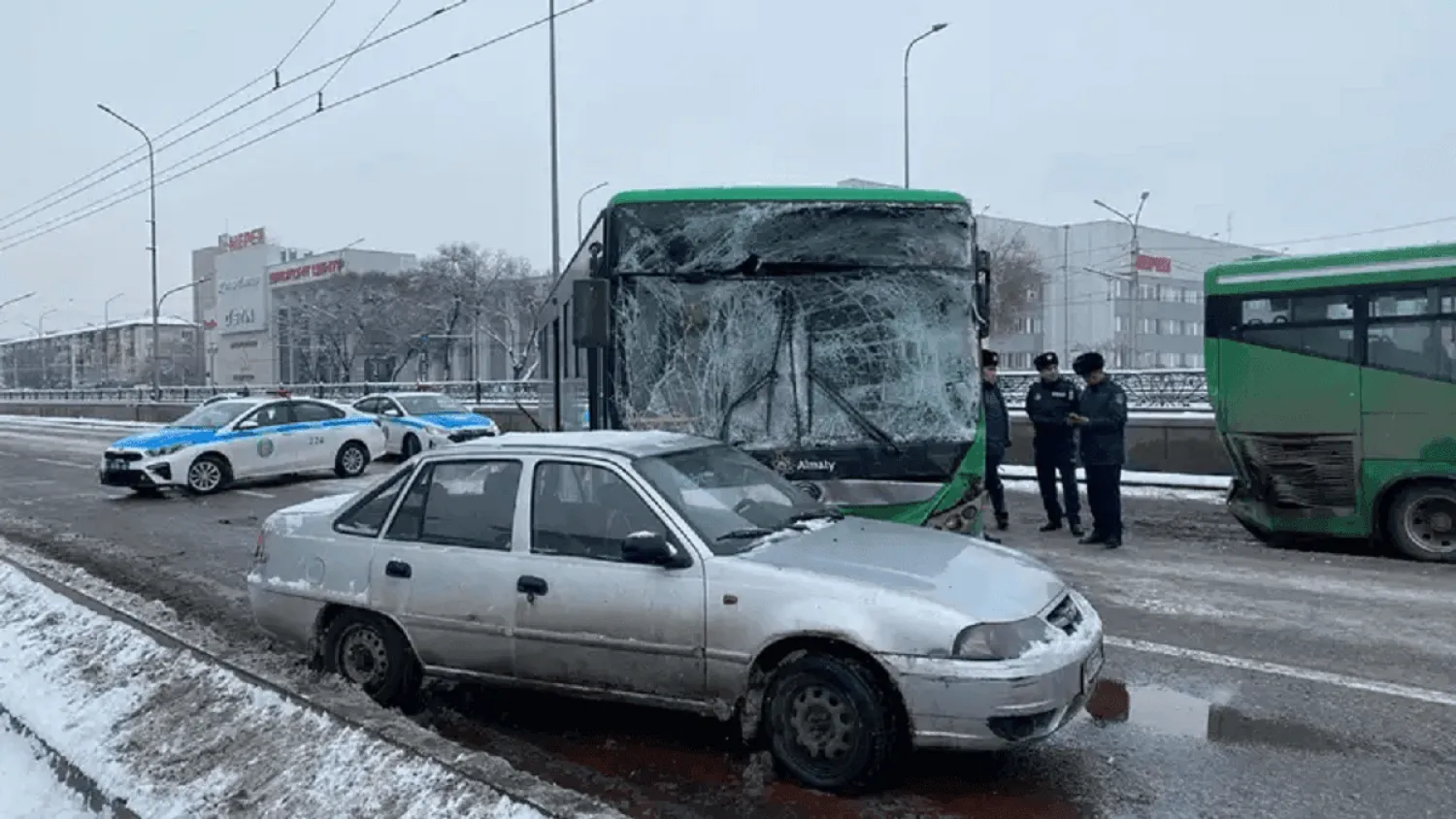 3 автобус, 1 жеңіл көлік: Полиция Алматыдағы ірі ЖКО-ның қалай болғанын айтты