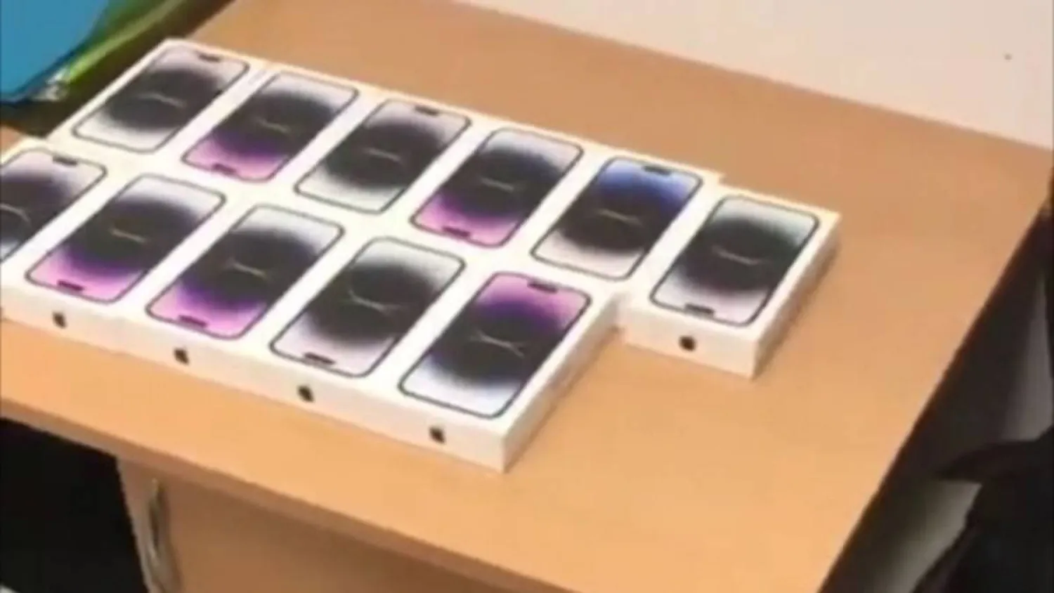 Астана әуежайында IPHONE 14 смартфондарын алып өтпек болған адам ұсталды (ВИДЕО)