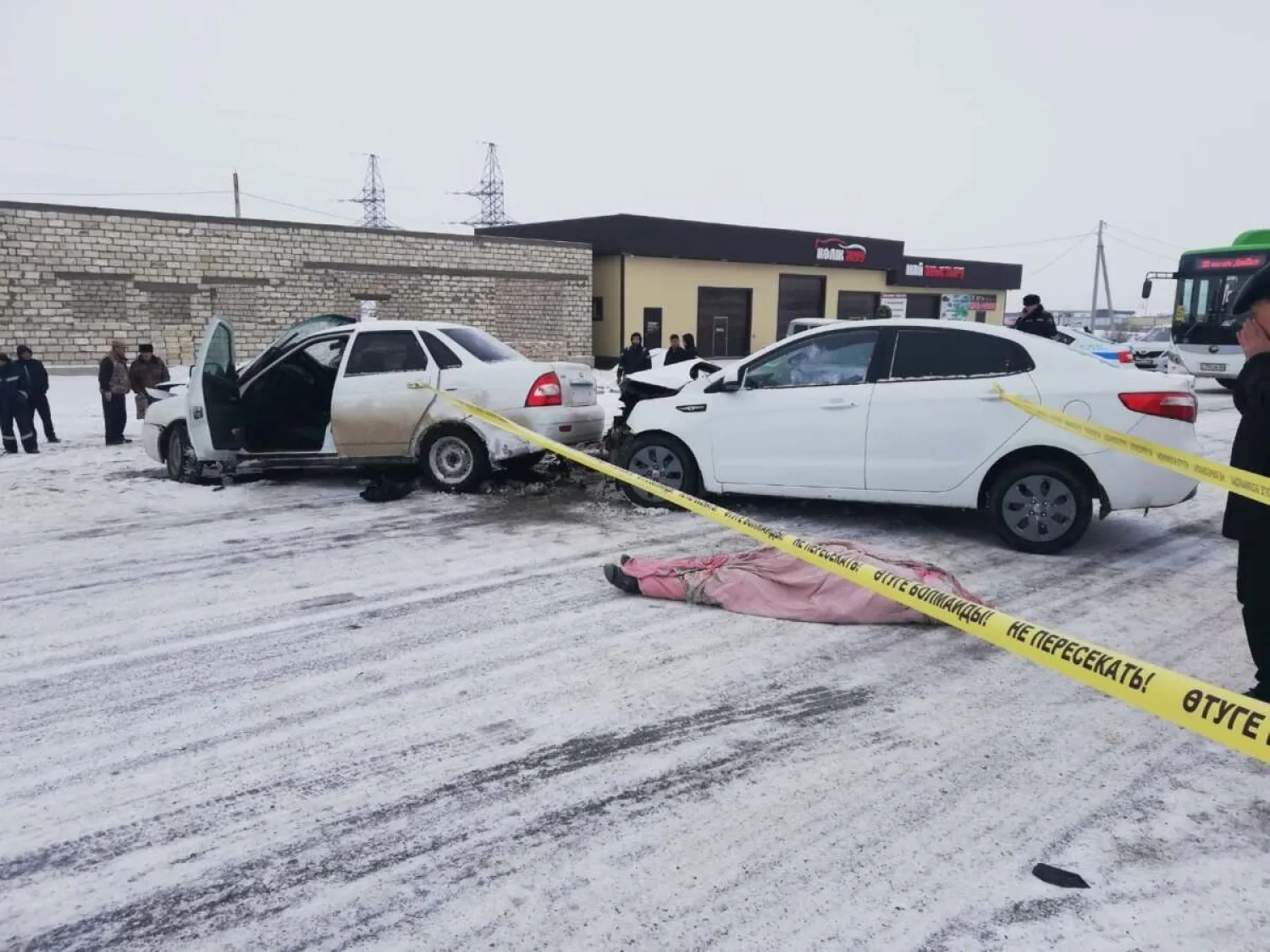 Атырауда үш көлік соқтығысты: бір адам көз жұмды