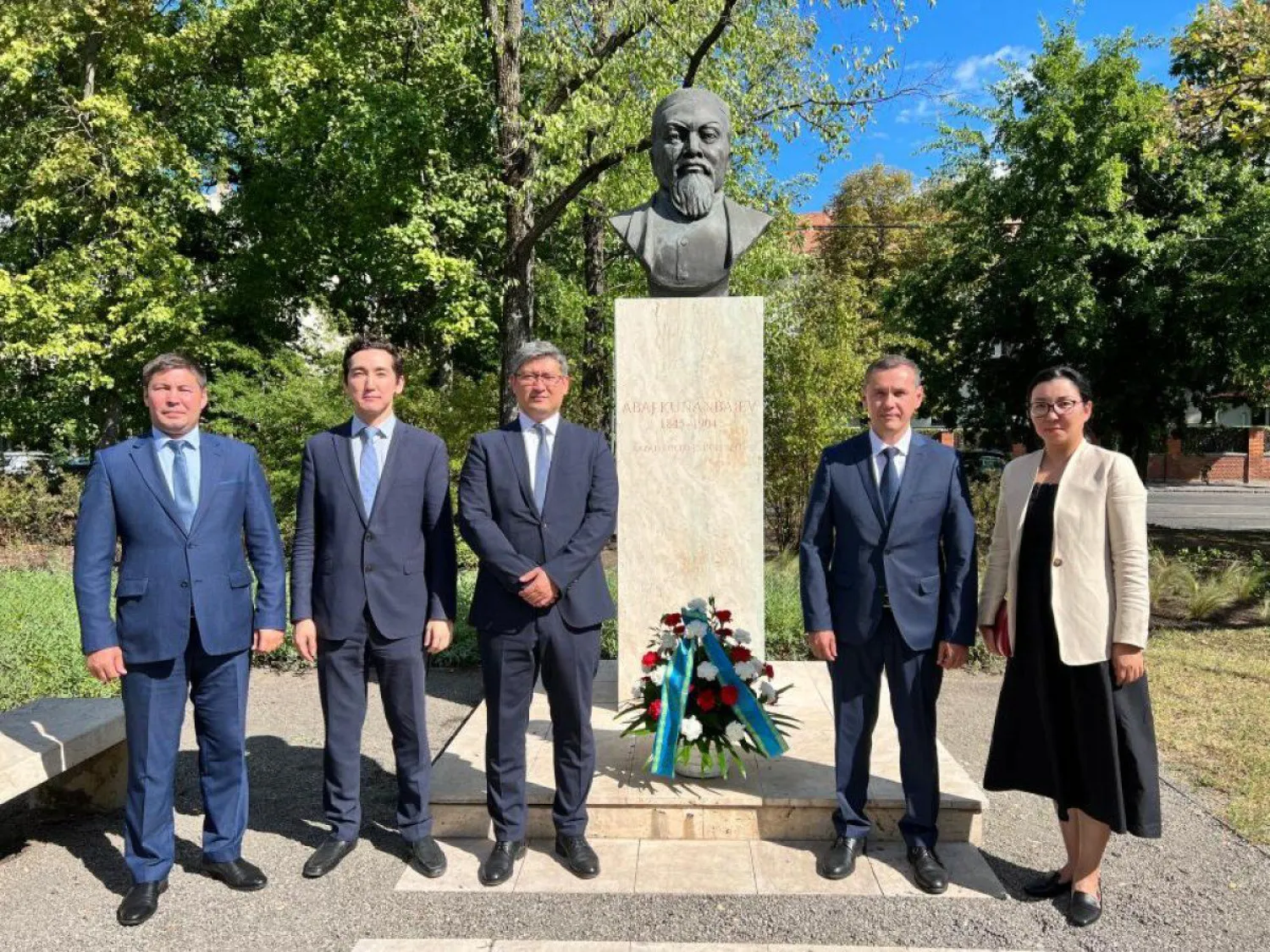 Будапеште Абай ескерткішіне гүл шоқтары қойылды