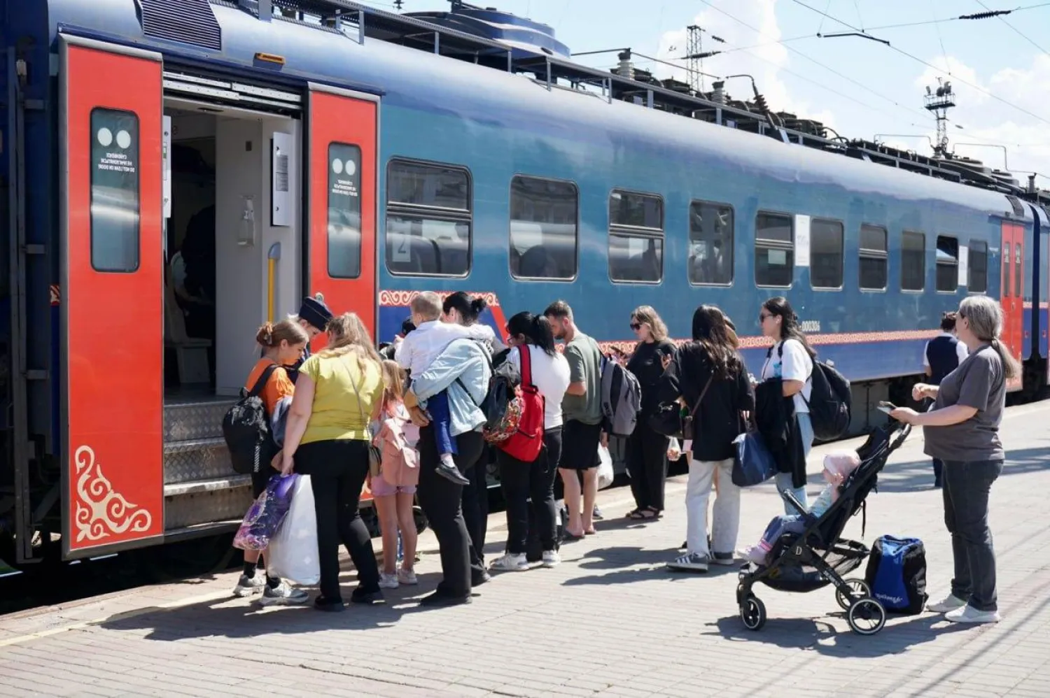 Билетсіз жолаушыны мінгізген пойыз бастығы мен жолсерік жұмыстан шығарылды