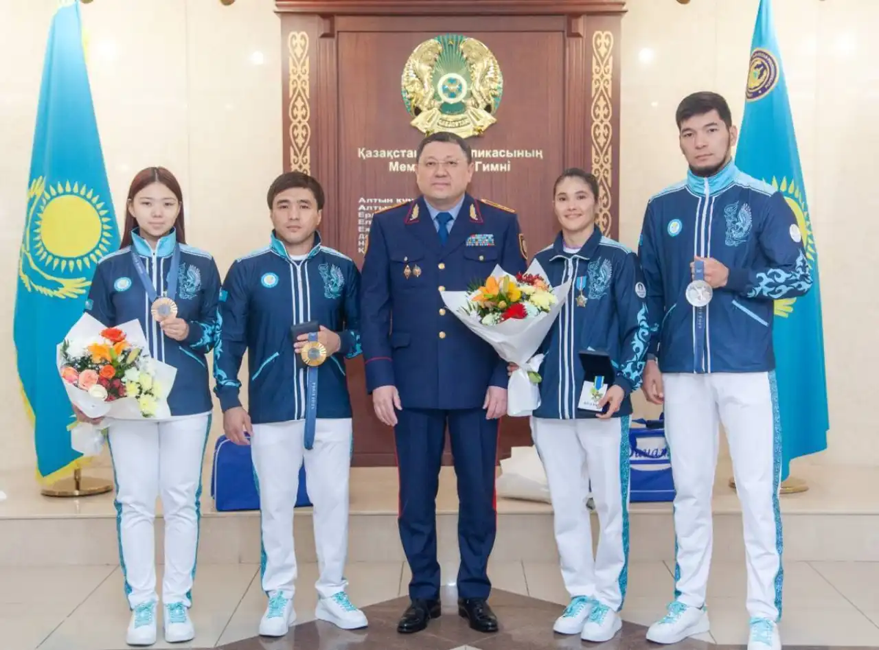 Ішкі істер министрі Олимпиада жүлдегерлерімен кездесті