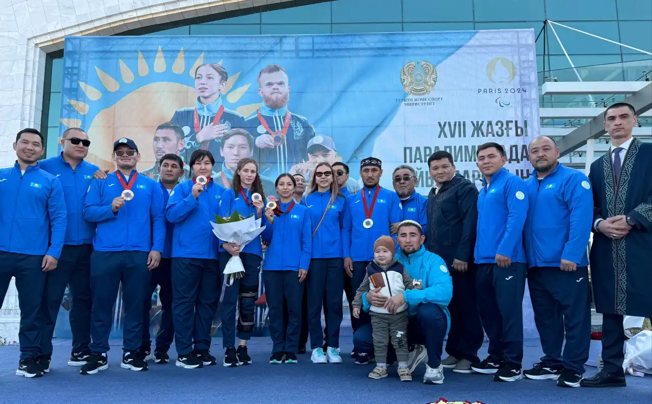 Астаналықтар паралимпиадашыларды әуежайдан салтанатты түрде күтіп алды