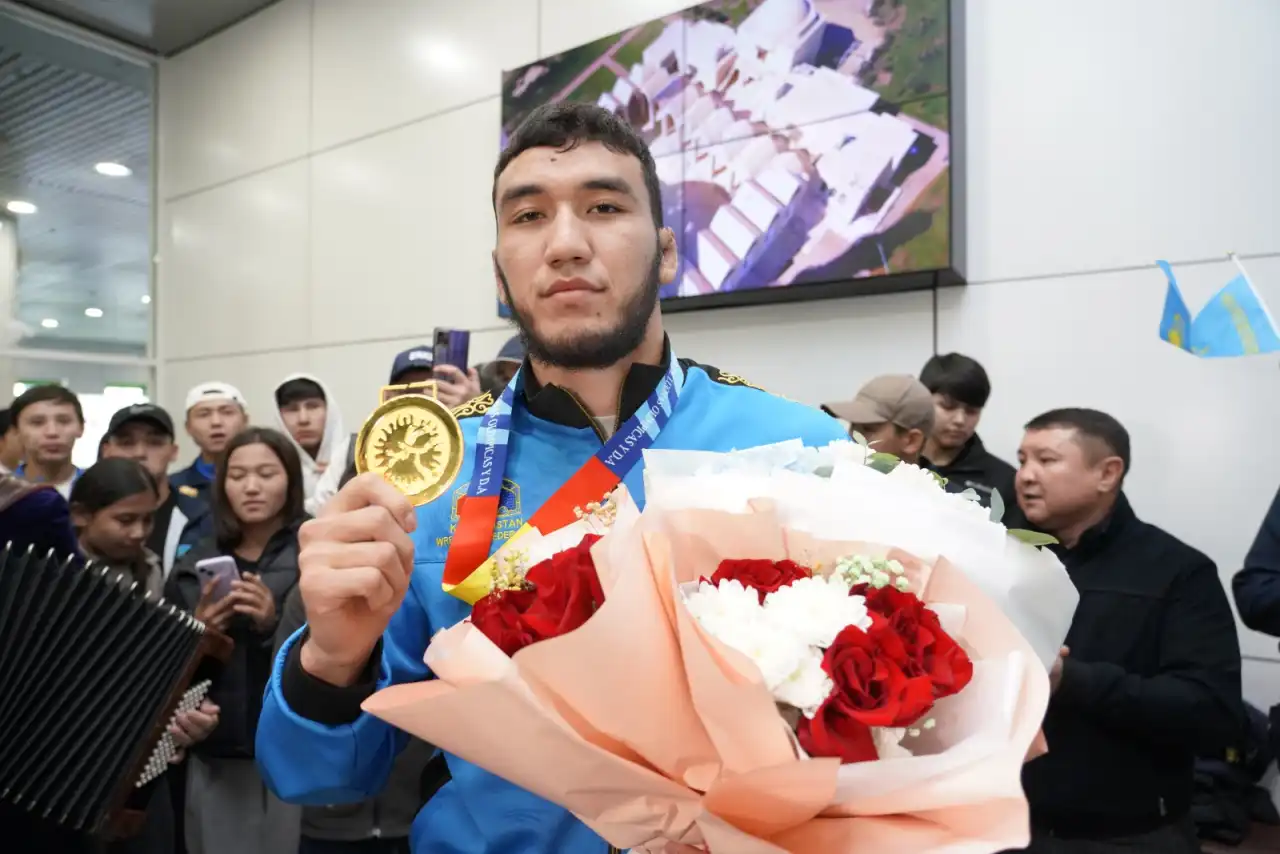 Елордалықтар әлем чемпионы Ризабек Айтмұханды әуежайдан күтіп алды