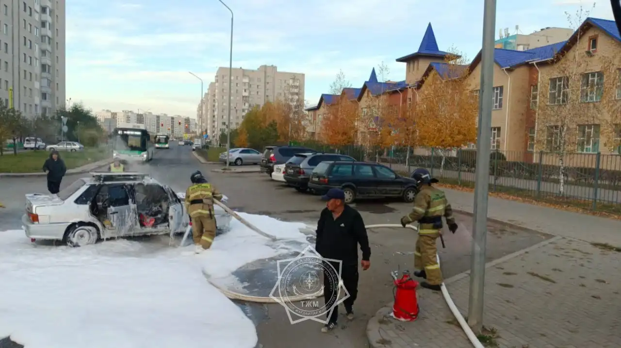 Астаналық өрт сөндірушілер жанып жатқан автокөлікті сөндірді