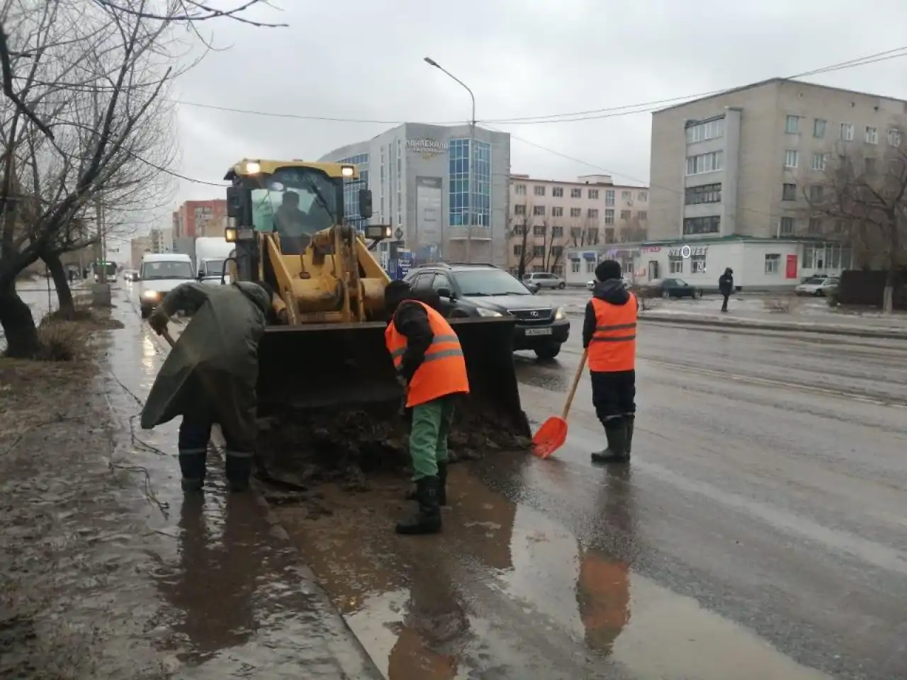 Астанада 1 600-ден астам жұмысшы жолдардың мұзын тазартады