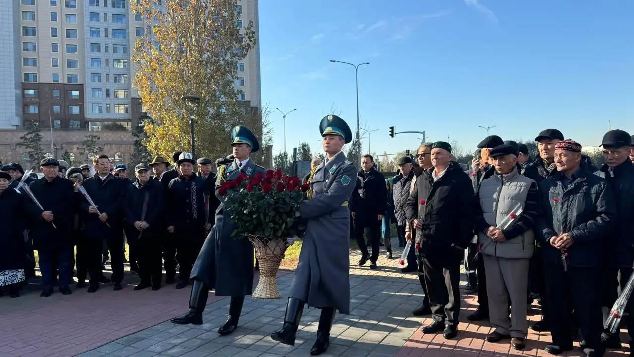 Астаналықтар Рақымжан Қошқарбаевтың ескерткішіне гүл шоқтарын қойды