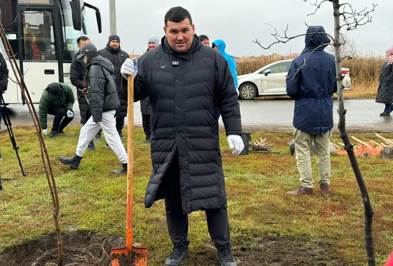 «Қазақстан барысы» турнирінің балуандары Астанада ағаш отырғызды