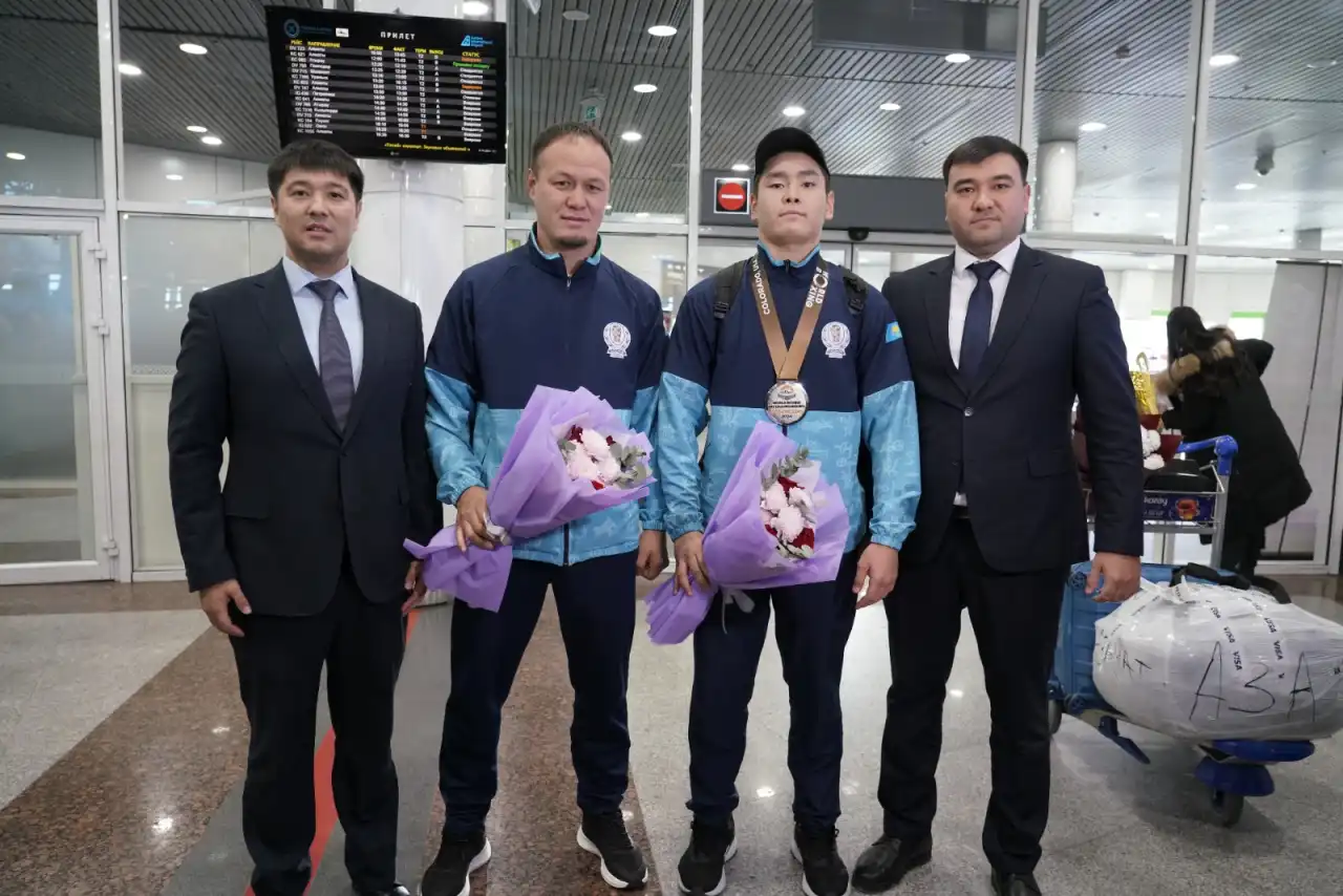 Астаналықтар әлем чемпионатының күміс жүлдегері Даниял Райымбековты әуежайдан күтіп алды