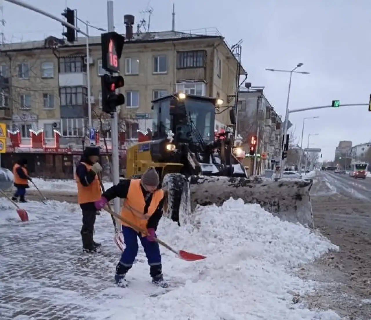 Елордада қар тазалау жұмыстарына екі мыңнан аса жол жұмысшысы шықты