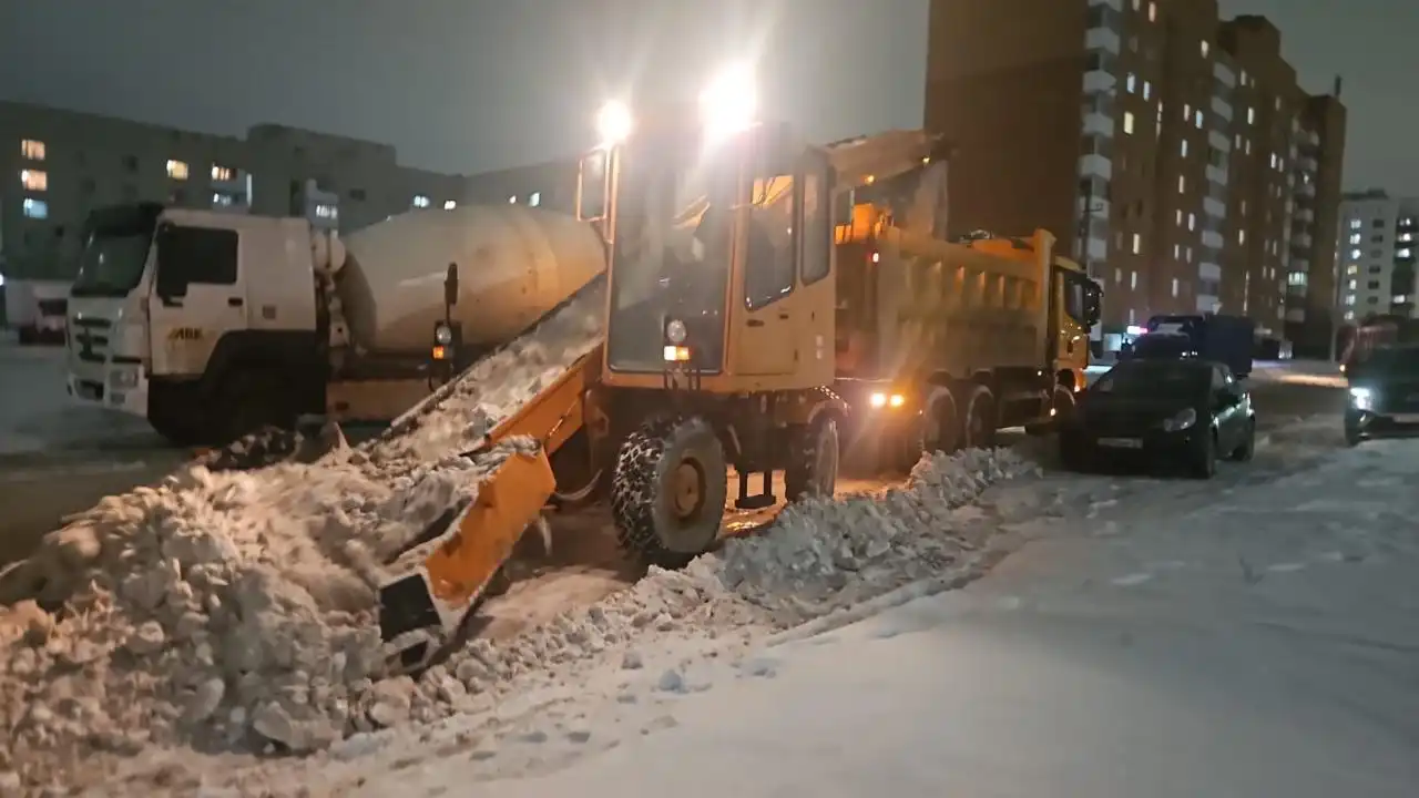 Астанада қар тазалауға 300-ден астам жұмысшы шықты