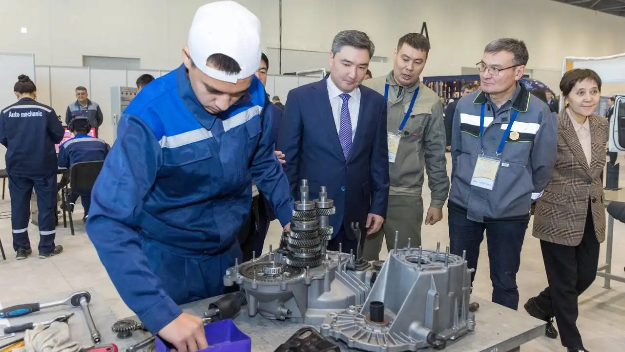 Бектенов WorldSkills Kazakhstan кәсіби-техникалық дағдылар чемпионатының қатысушыларымен кездесті