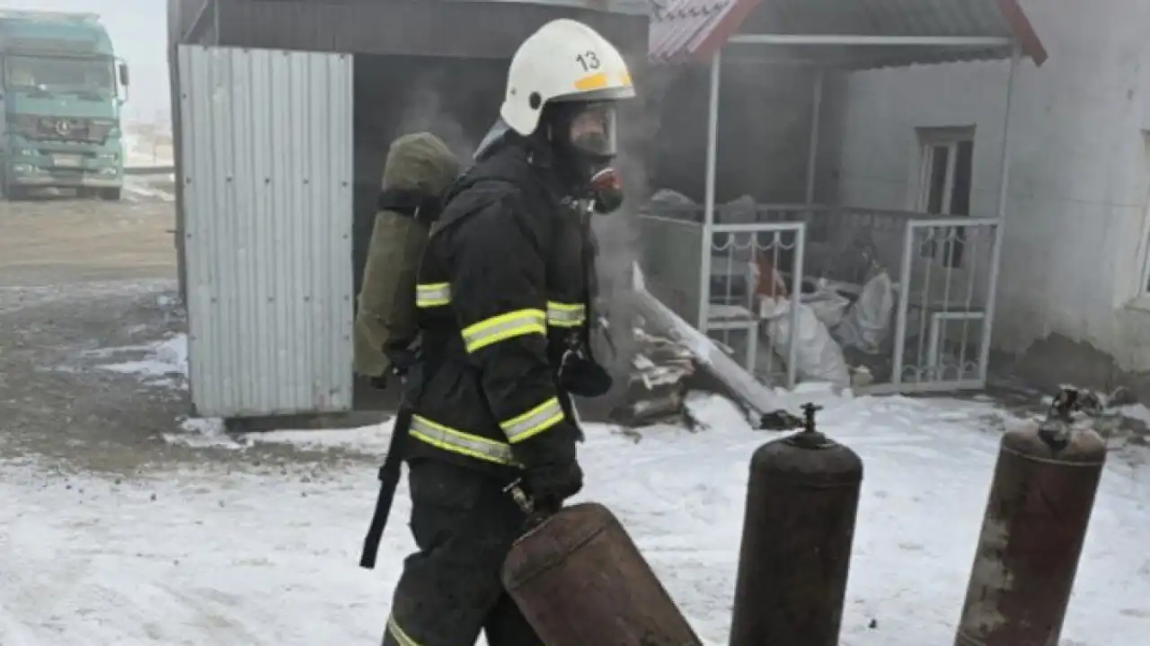 Павлодар облысында 13 газ баллоны өрт кезінде сыртқа шығарылды