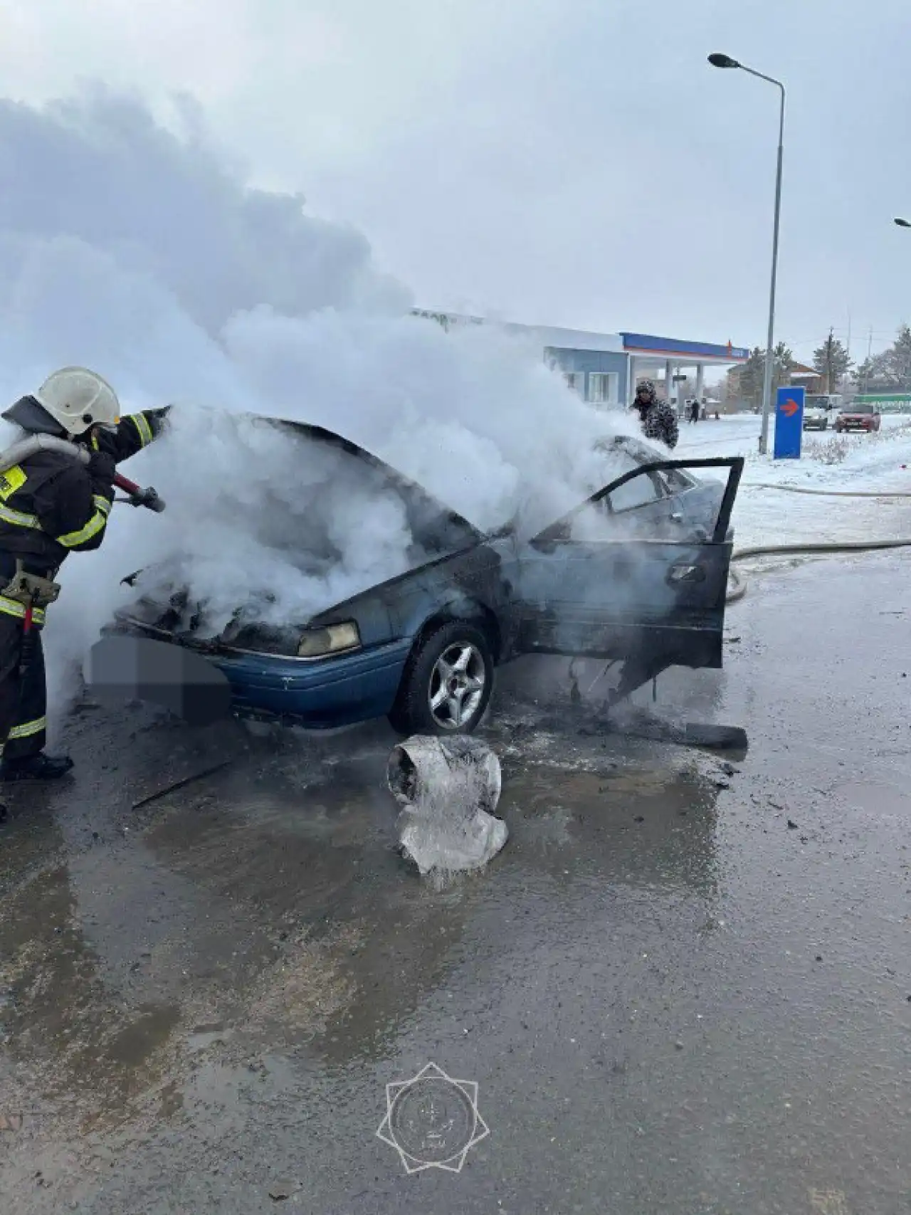 ТЖМ  құтқарушылары жанып жатқан көлікті сөндірді