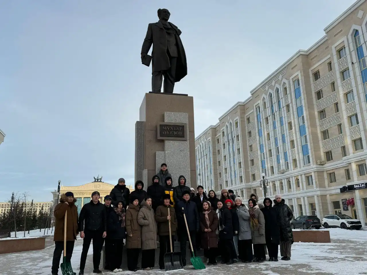 Астанада Қалибек Қуанышбаев театрдың маңында сенбілік өтті