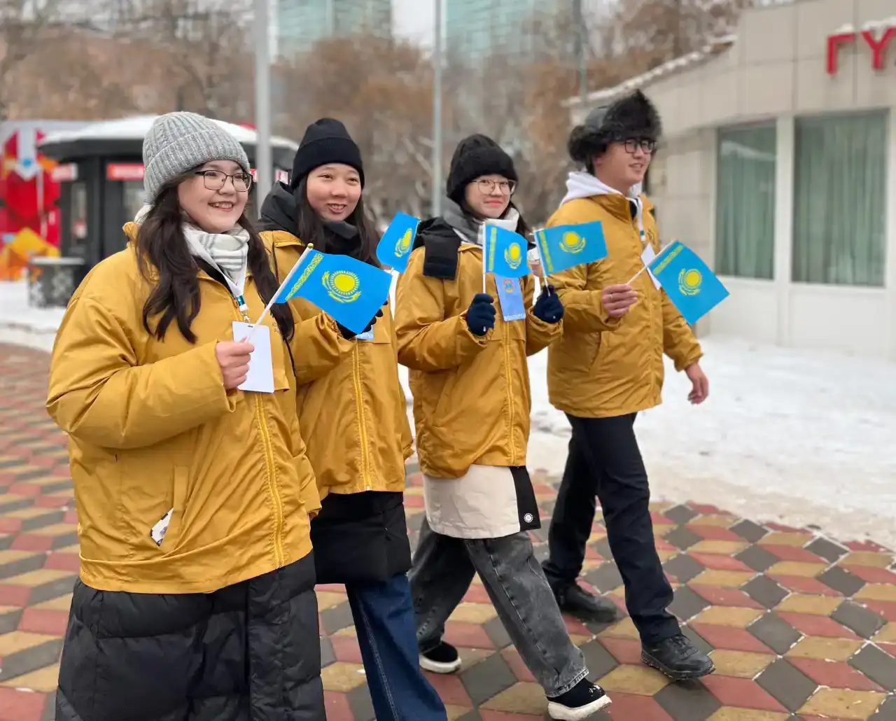 Волонтерлер астаналықтарды алдағы Тәуелсіздік күні мерекесімен құттықтады